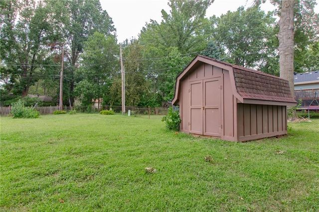 3026 S Kendall Drive, Independence, MO 64055