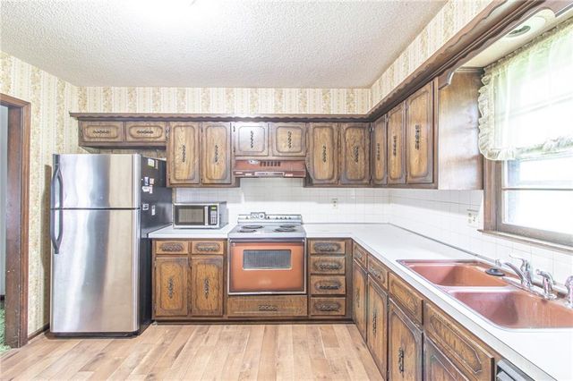 3026 S Kendall Drive, Independence, MO 64055