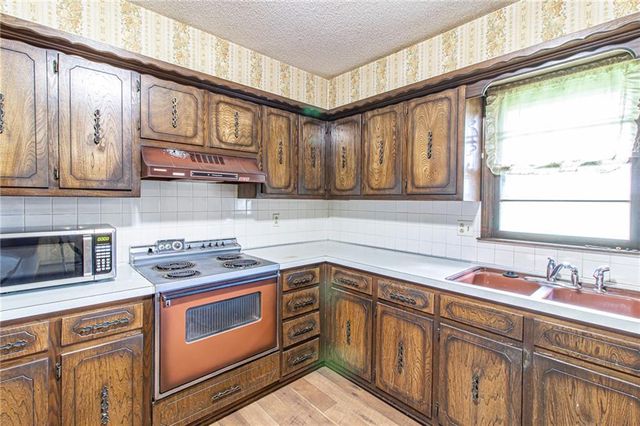 3026 S Kendall Drive, Independence, MO 64055