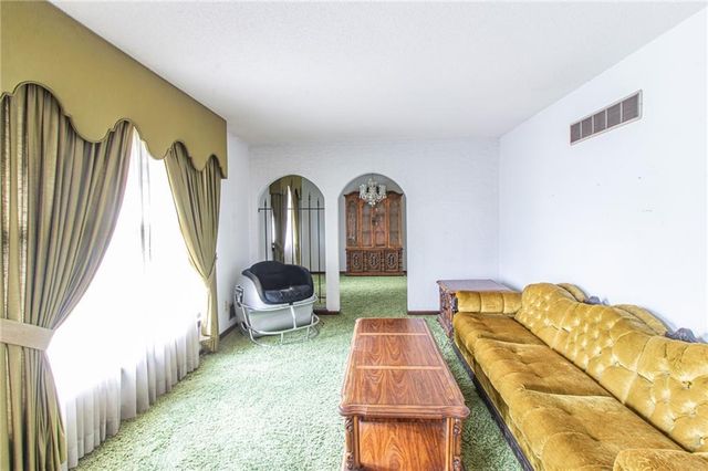 3026 S Kendall Drive, Independence, MO 64055