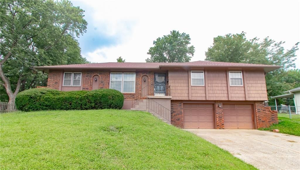 3026 S Kendall Drive, Independence, MO 64055