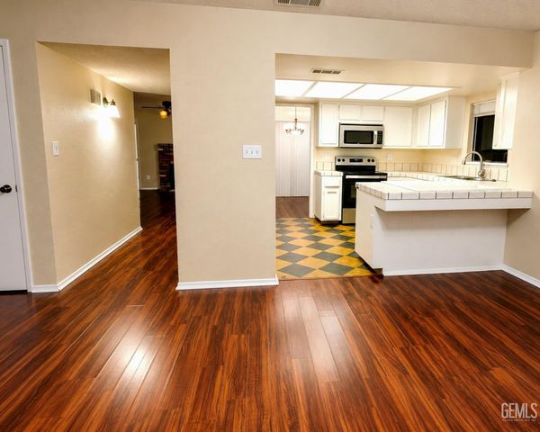 9001 Coulter Court, Bakersfield, CA 93311