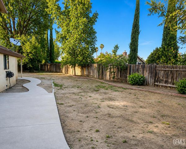 9001 Coulter Court, Bakersfield, CA 93311