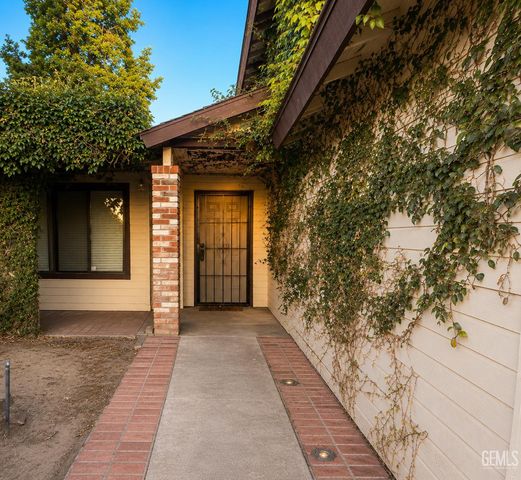 9001 Coulter Court, Bakersfield, CA 93311