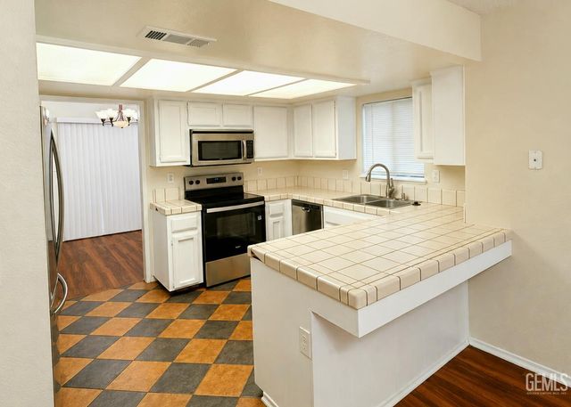 9001 Coulter Court, Bakersfield, CA 93311