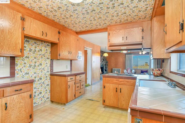 2266 Harborview Dr, San Leandro, CA 94577