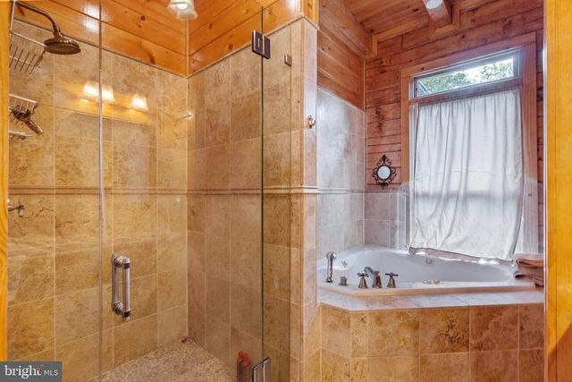 11501 POPES HEAD RD, Fairfax, VA 22030