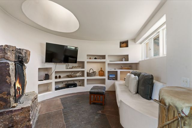 613 Camino Del Monte Sol, Santa Fe, NM 87505