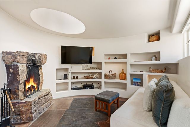 613 Camino Del Monte Sol, Santa Fe, NM 87505