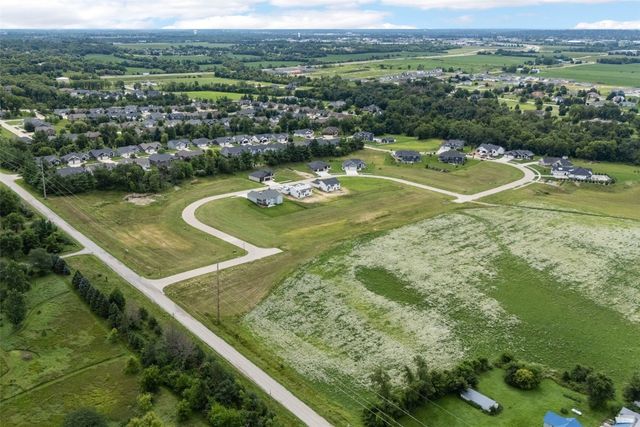 3553 Mclain Way, Hiawatha, IA 52233