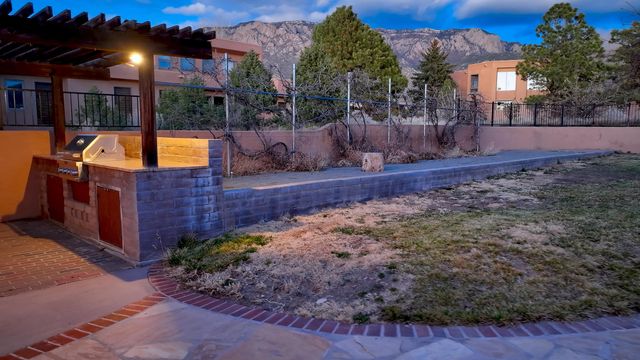 1180 Laurel Place NE, Albuquerque, NM 87122