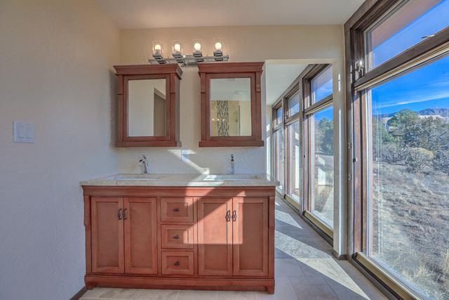 1180 Laurel Place NE, Albuquerque, NM 87122