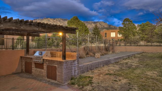 1180 Laurel Place NE, Albuquerque, NM 87122