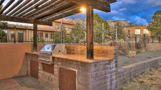 1180 Laurel Place NE, Albuquerque, NM 87122