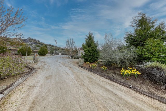 24281 Jacaranda Drive, Tehachapi, CA 93561