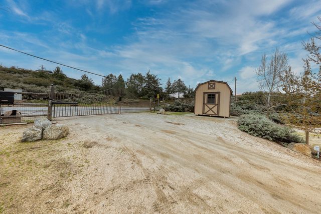 24281 Jacaranda Drive, Tehachapi, CA 93561