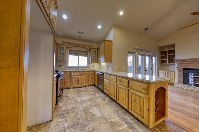 24281 Jacaranda Drive, Tehachapi, CA 93561