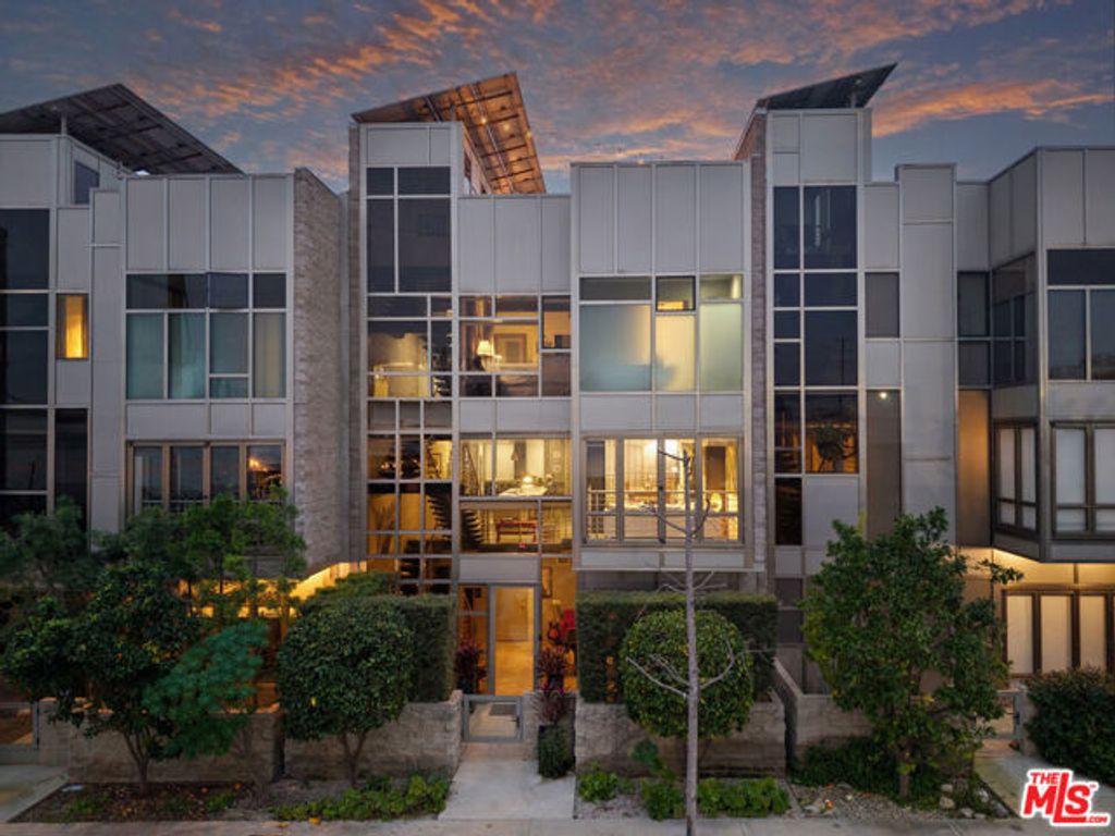 3240 Casitas Avenue, Los Angeles, CA 90039