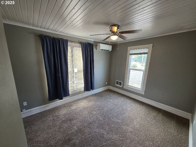 243 N LANE St, Cottage Grove, OR 97424