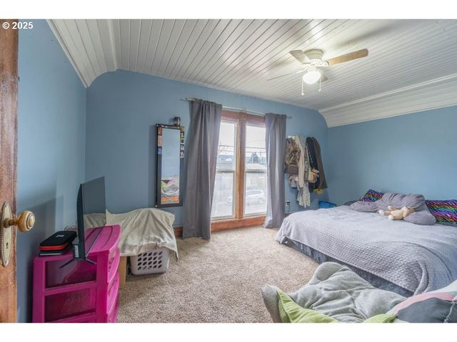 243 N LANE St, Cottage Grove, OR 97424