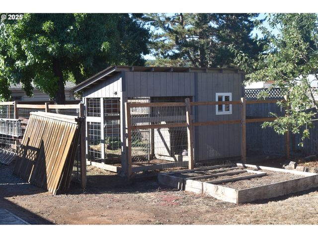 243 N LANE St, Cottage Grove, OR 97424