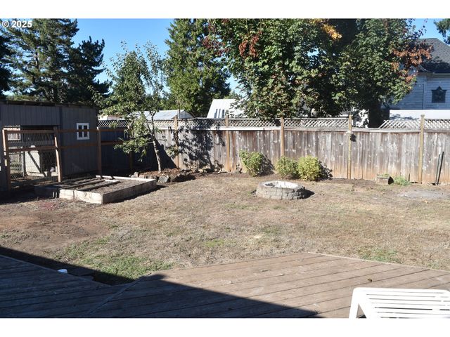 243 N LANE St, Cottage Grove, OR 97424