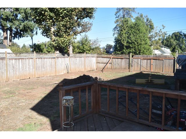 243 N LANE St, Cottage Grove, OR 97424