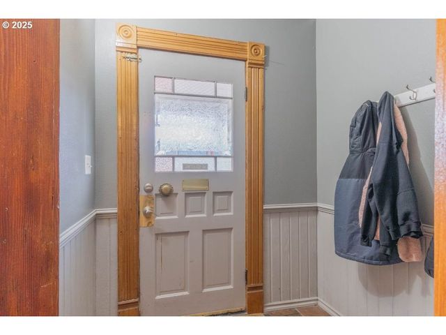 243 N LANE St, Cottage Grove, OR 97424