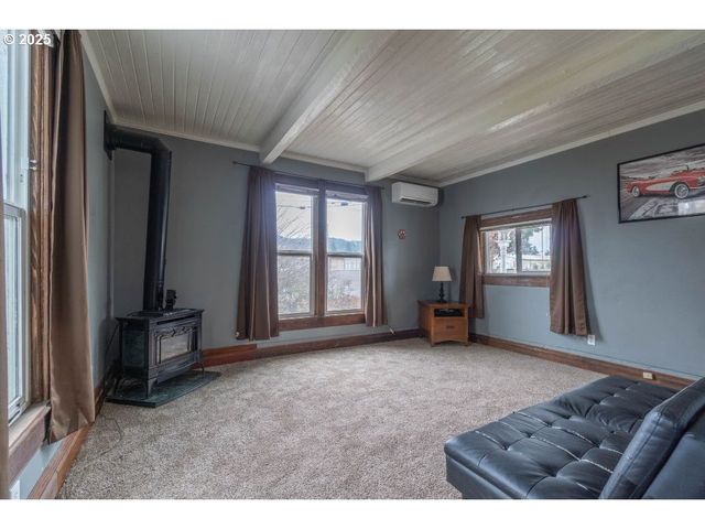 243 N LANE St, Cottage Grove, OR 97424