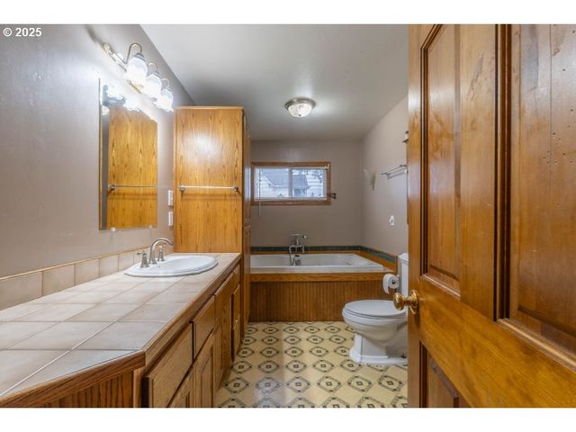 243 N LANE St, Cottage Grove, OR 97424