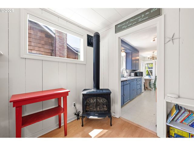 914 N FRANKLIN St, Seaside, OR 97138