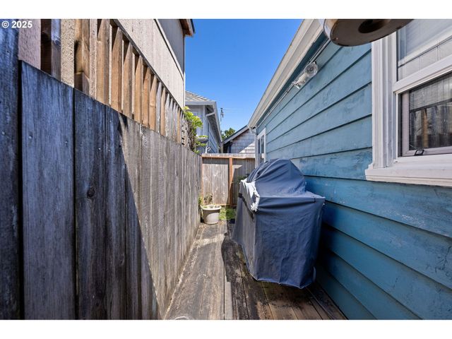 914 N FRANKLIN St, Seaside, OR 97138