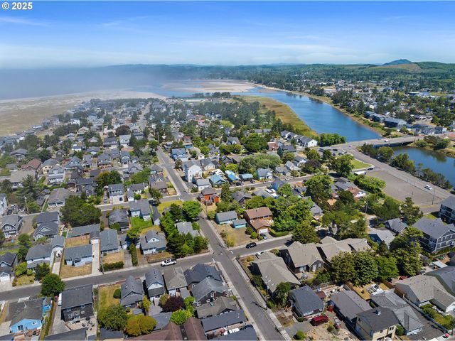 914 N FRANKLIN St, Seaside, OR 97138