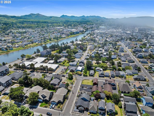 914 N FRANKLIN St, Seaside, OR 97138