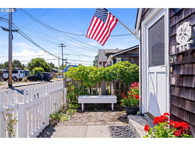914 N FRANKLIN St, Seaside, OR 97138