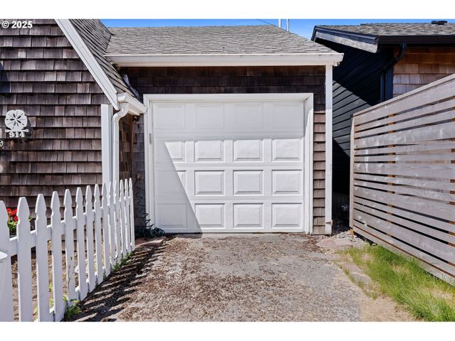 914 N FRANKLIN St, Seaside, OR 97138