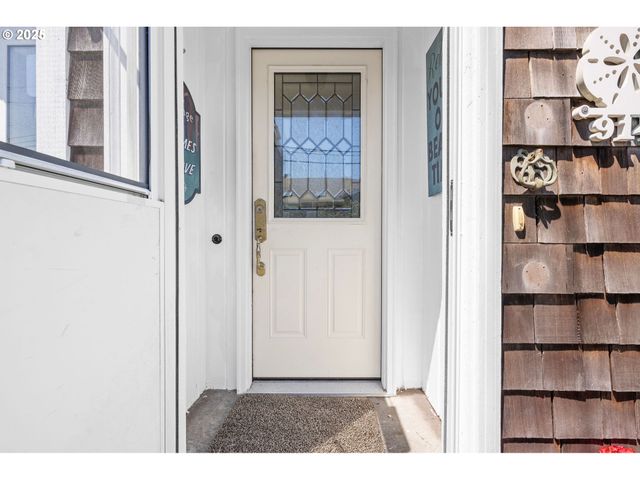 914 N FRANKLIN St, Seaside, OR 97138