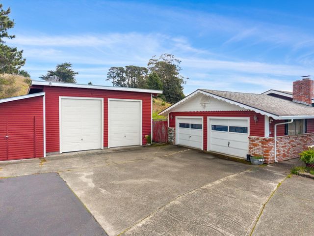 1525 Salmon Avenue, Mckinleyville, CA 95519