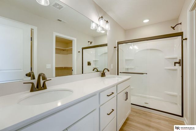 11310 Portage Circle, Papillion, NE 68046