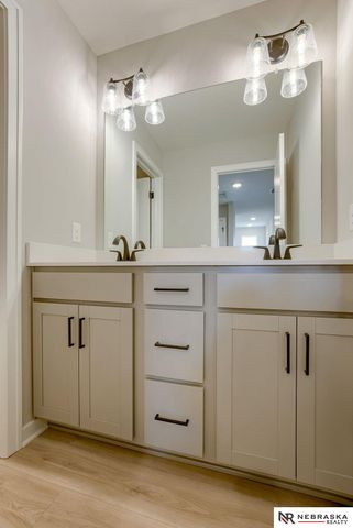 11310 Portage Circle, Papillion, NE 68046