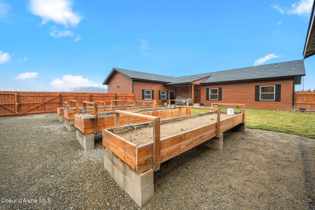 86 Nuthatch LN, Moyie Springs, ID 83845