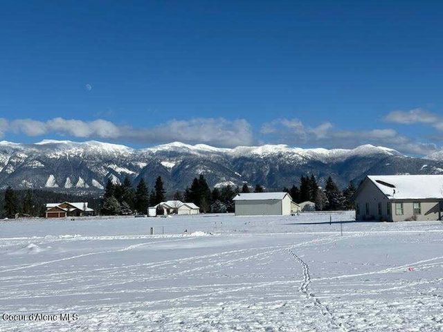 86 Nuthatch LN, Moyie Springs, ID 83845