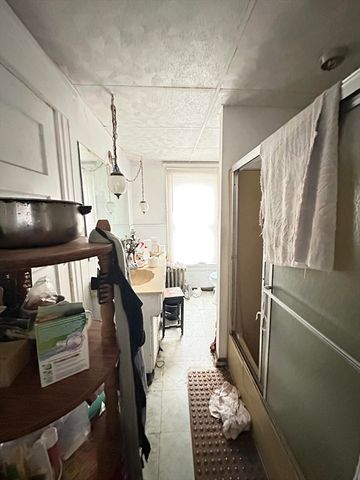 158 Pleasant St, Holyoke, MA 01040