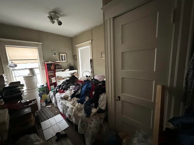 158 Pleasant St, Holyoke, MA 01040