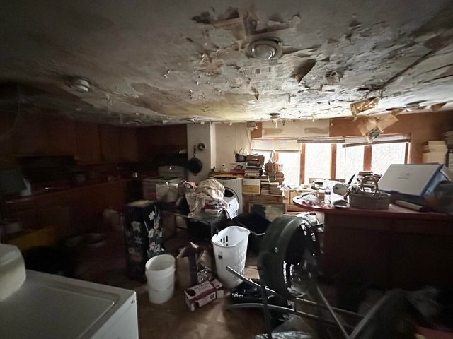 158 Pleasant St, Holyoke, MA 01040