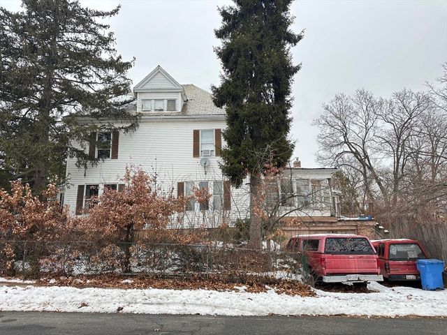 158 Pleasant St, Holyoke, MA 01040