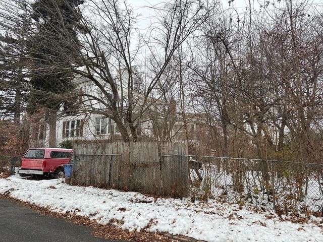 158 Pleasant St, Holyoke, MA 01040