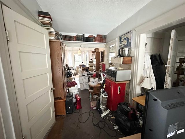 158 Pleasant St, Holyoke, MA 01040