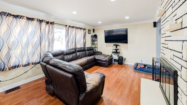 8005 Mobile Avenue, Burbank, IL 60459