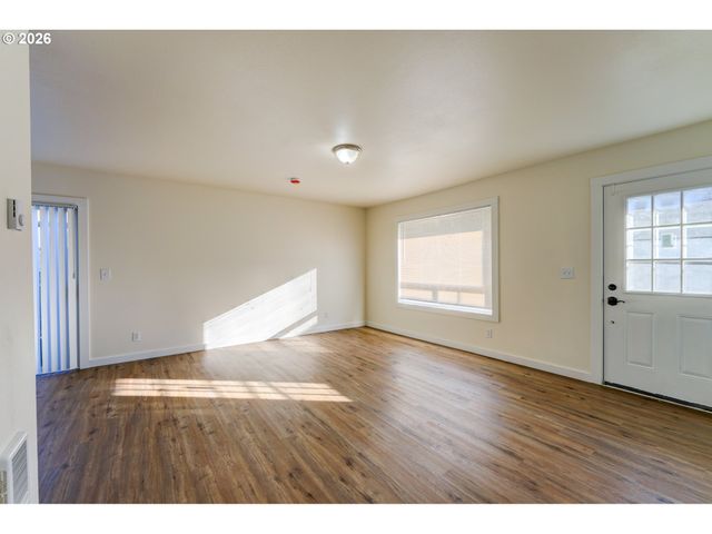 1049 Se WALNUT St, Hillsboro, OR 97123